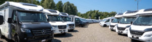 Eine große Auswahl an hochwertigen Hymer- und Laika-Wohnmobilen steht auf dem Parkplatz von Caramobil bereit.