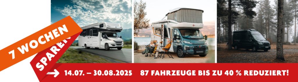 Eine breite Collage aus drei Bildern, die Wohnmobile und Outdoor-Szenen zeigen, mit überlagernden Textbannern. Links ist ein weißes Wohnmobil auf einer Straße zu sehen, überlagert von einem orangefarbenen Banner "7 WOCHEN SPAREN". In der Mitte sitzen Personen vor einem Wohnmobil beim Camping. Rechts ist ein dunkler Kastenwagen in einem Wald dargestellt. Über alle drei Bilder zieht sich ein roter Banner mit den Texten "14.07. – 30.08.2025" und "87 FAHRZEUGE BIS ZU 40 % REDUZIERT!".