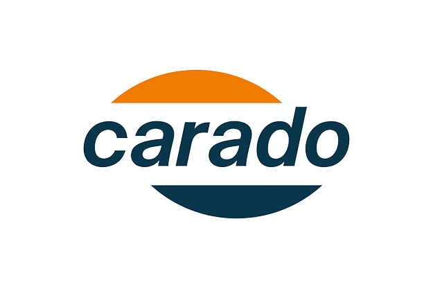 Das Logo der Marke Carado. Der Schriftzug "carado" in Kleinbuchstaben und dunkelblau ist von einem halbkreisförmigen orangefarbenen Bogen oben und einem dunkelblauen Halbkreis unten umrahmt.
