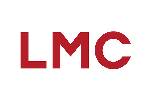 Das Logo der Marke LMC. Der Schriftzug "LMC" ist in großen, serifenlosen Buchstaben in einem tiefen Rot auf weißem Hintergrund dargestellt.