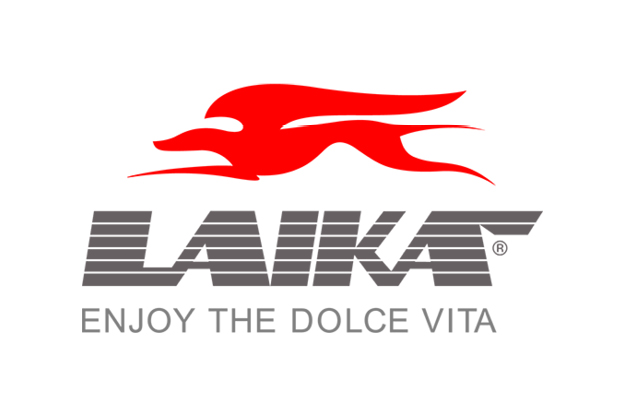 Das Logo der Marke Laika. Über dem grauen Schriftzug "LAIKA" mit horizontalen Linien steht ein stilisiertes, rotes Windhund-Symbol. Darunter steht in kleineren, grauen Buchstaben "ENJOY THE DOLCE VITA".