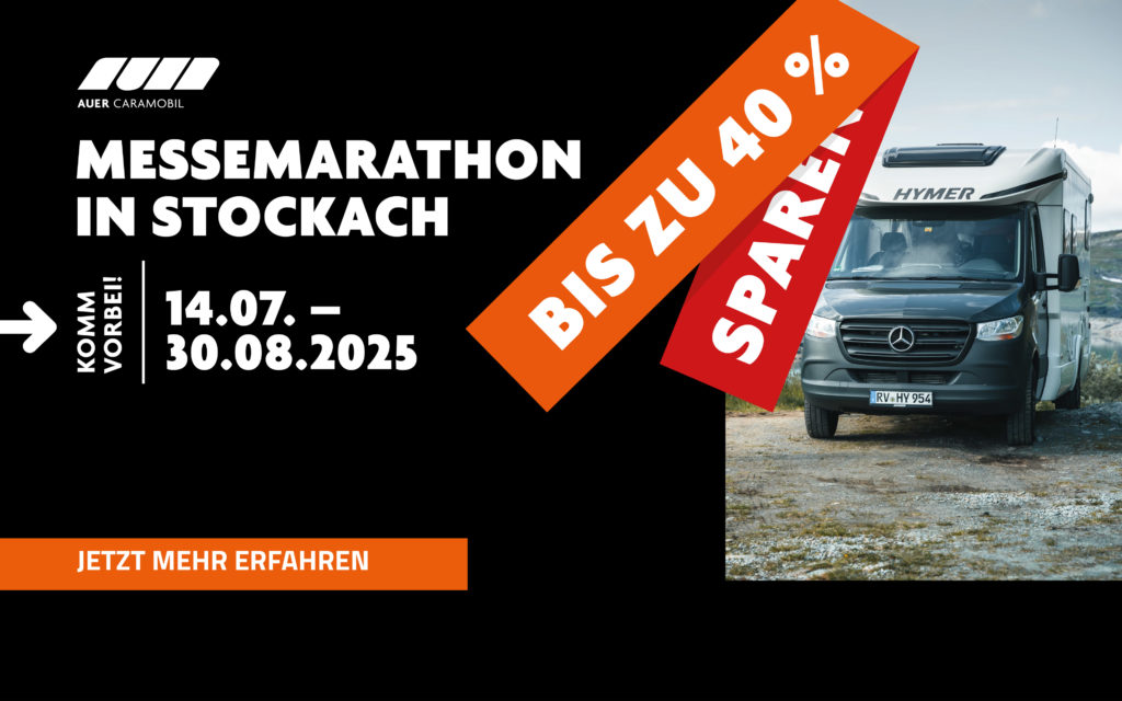 Ein Werbebild für den "Messemarathon in Stockach" von Auer Caramobil. Links ist ein schwarzer Text auf dunklem Hintergrund mit dem Auer Caramobil Logo zu sehen, der besagt: "MESSEMARATHON IN STOCKACH. KOMM VORBEI! 14.07. – 30.08.2025". Darunter ein orangefarbener Button mit der Aufschrift "JETZT MEHR ERFAHREN". Rechts ist ein schwarzes Wohnmobil der Marke Hymer abgebildet, und diagonal über das Bild zieht sich ein großes orange-rotes Band mit weißem Text: "BIS ZU 40 % SPAREN"