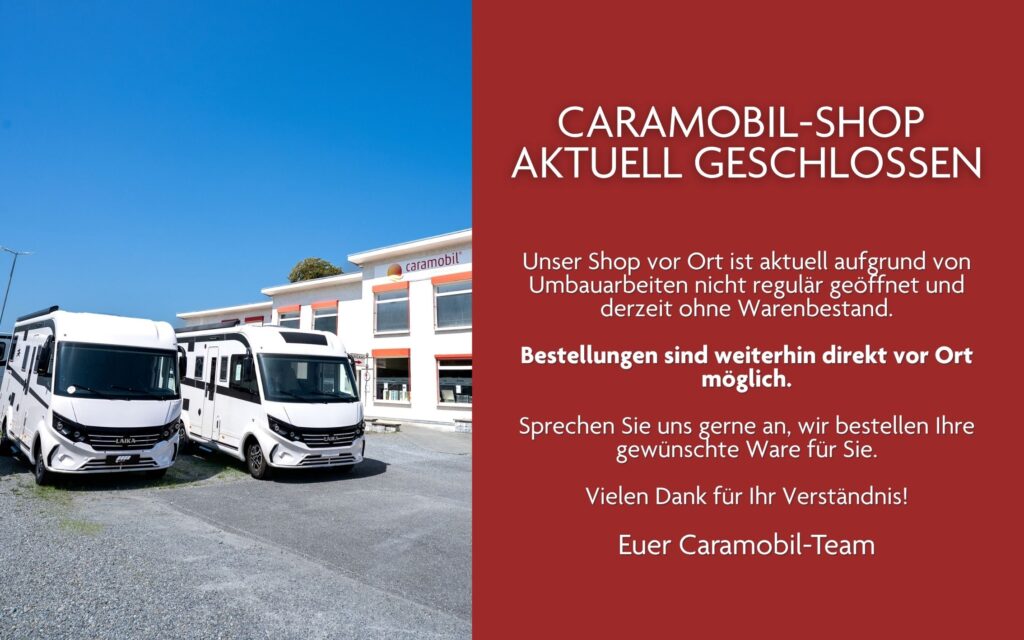 Hinweisbanner zur vorübergehenden Schließung des Caramobil-Shops wegen Umbauarbeiten mit zwei geparkten Wohnmobilen.